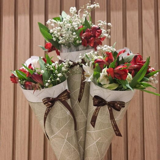 Cone com Astromelias