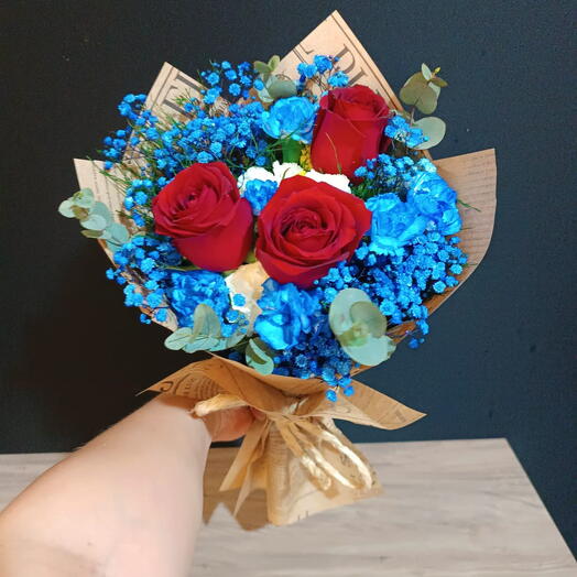 Buquê de Rosas vermelhas   Flores Azuis - Paixão entre Azul