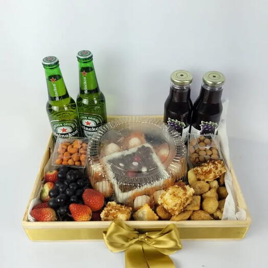 Cesta de Aniversario com Cerveja Bolo e Petiscos na Bandeja