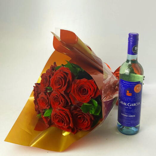 BUQUE DE 12 ROSAS IMPORTADAS COM VINHO CASAL GARCIA