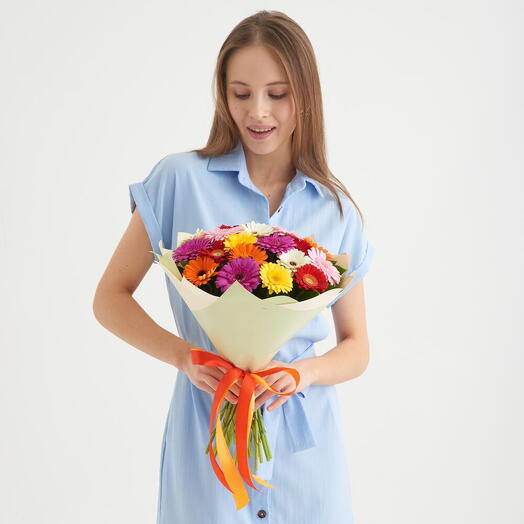 Buquê de 20 mini gerberas em embalagem de grife