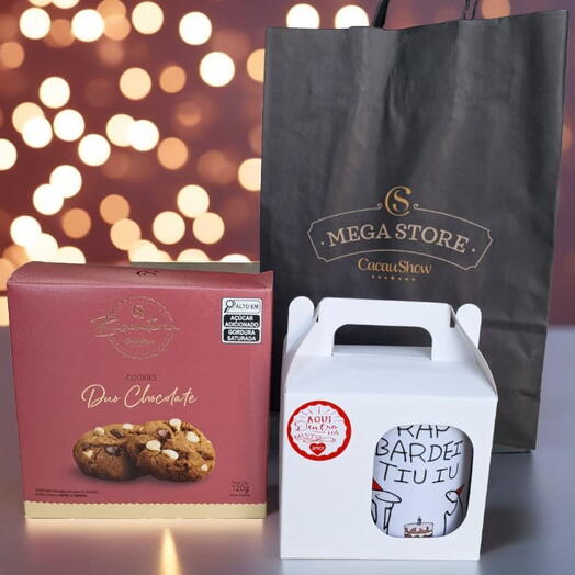 Kit Aniversario Premium: Caneca Personalizada + Cookies 3 Chocolates Cacau Show