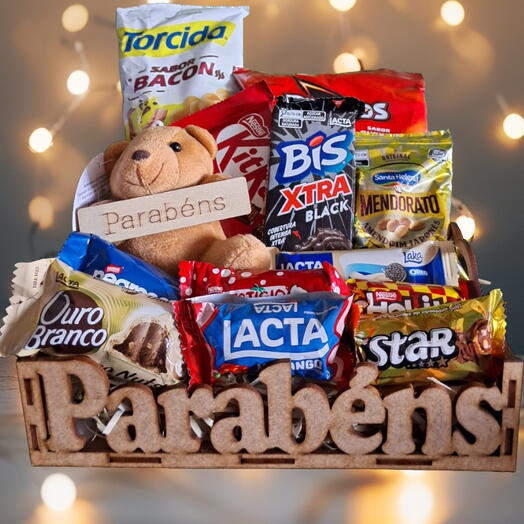 Cesta de Guloseimas e Chocolates com frase Parabens e mini Urso com plaquinha