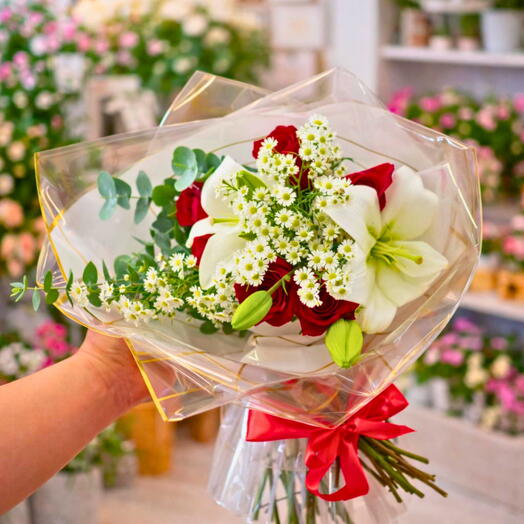 Bouquet com 6 rosas vermelhas e 2 haste de lirios brancos