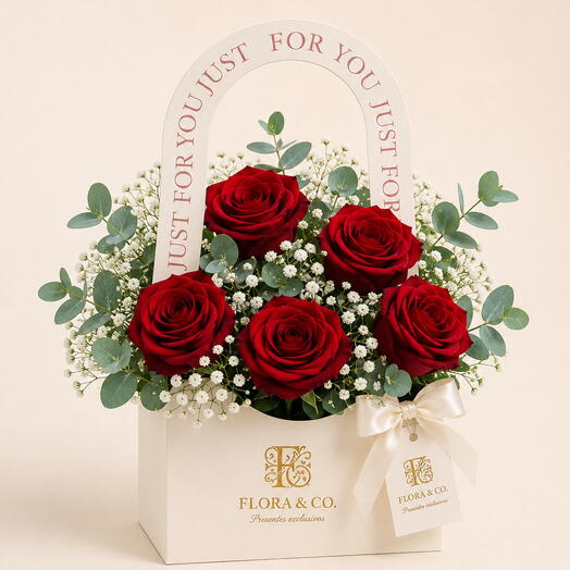 Arranjo na Cesta de Papel com Rosas Vermelhas