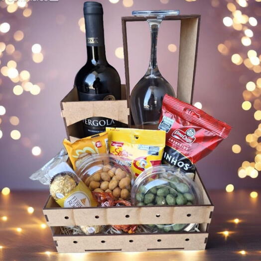 Cesta de Vinho com Guloseimas e Taça - Presentei com Elegância e Sabor