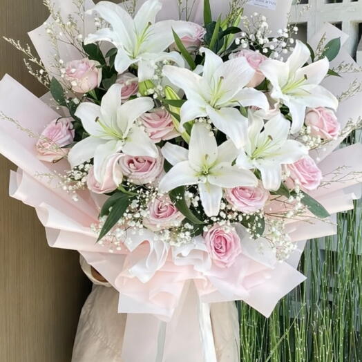 Buquê de lirios bracos e rosas grande