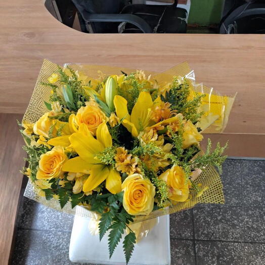 Buquê de Rosas Amarelas com Lirios