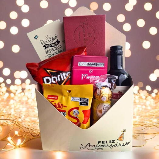 Cesta Guloseimas, Vinho, Ferero Rocher e Cacau Show Envelope "Feliz Aniversario"
