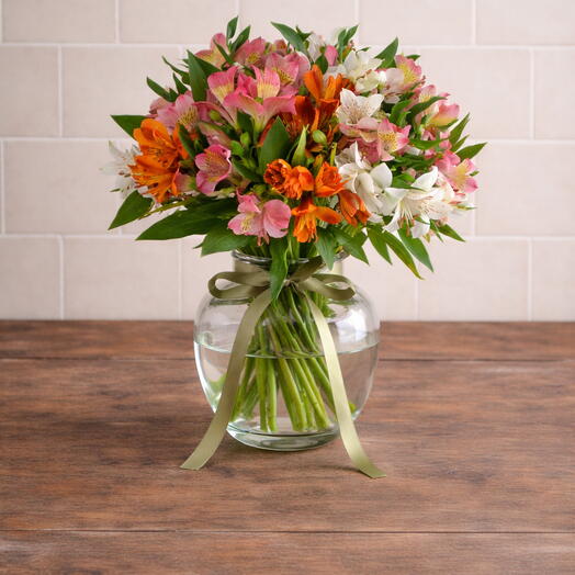 Arranjo Colorido de Astromelias em Vaso de Vidro | La Floricultura