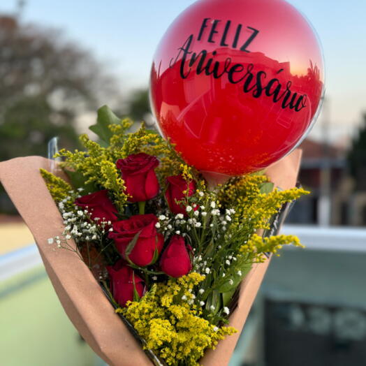 Buque de Rosas + Balão Feliz Aniversario