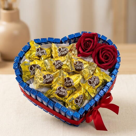 Coração de Chocolates com Rosas – Presente Romântico com Ouro Branco e Bis