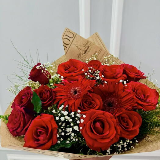 Buquê 12 rosas, gerbera e embrulho de jornal