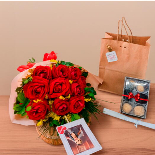 Buquê com 10 Rosas personalizado com foto e Caixa com 6 docinhos