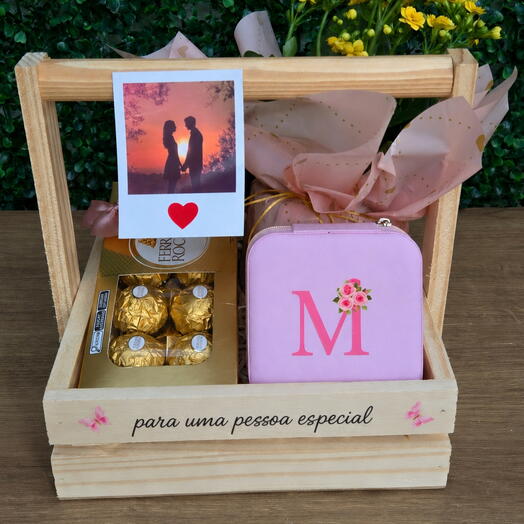 Cesta para mulher com flores e chocolate 🌼