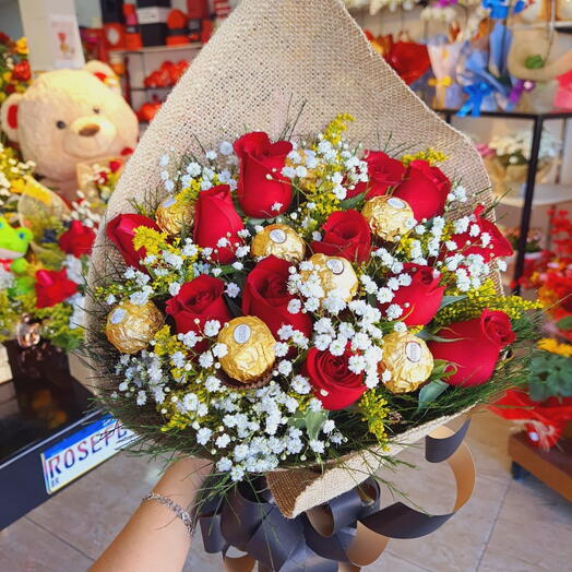 Buquê na Tela de 12 Rosas e 12 Bombons Ferrero Rocher