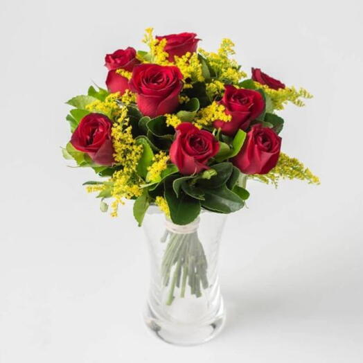 Ramalhete de 8 rosas com ruscusbno vaso de vidro