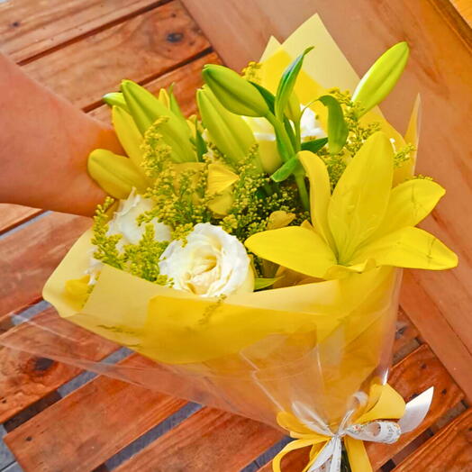 Bouquet de Lirio Amarelo com Rosas Brancas