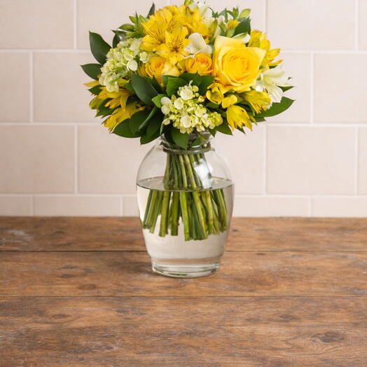 Arranjo de Flores Mistas Amarelas em Vaso de Vidro | La Floricultura