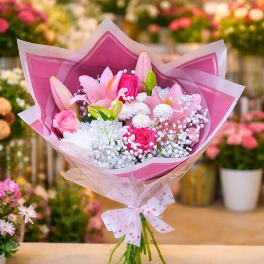 Bouquet de Lirios Cor de Rosa com Flores do Campo