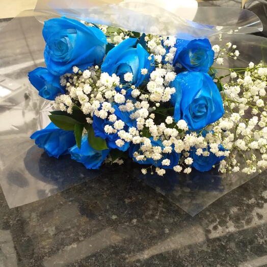 Buquê com 6 rosas azuuis e mosquitinho
