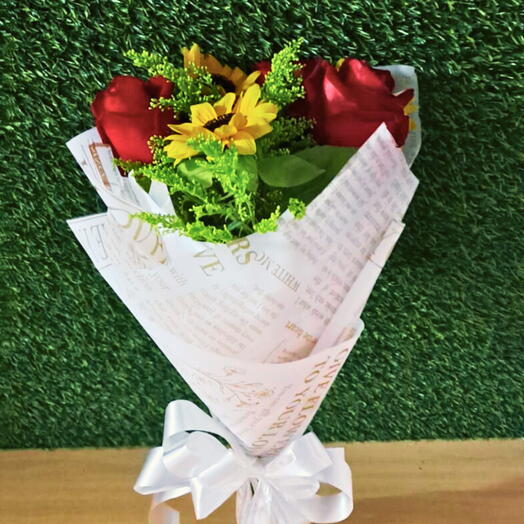 Bouquet de girassois e rosas vermelhas