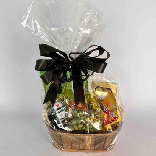 Tina de madeira com cervejas, petiscos e chocolates