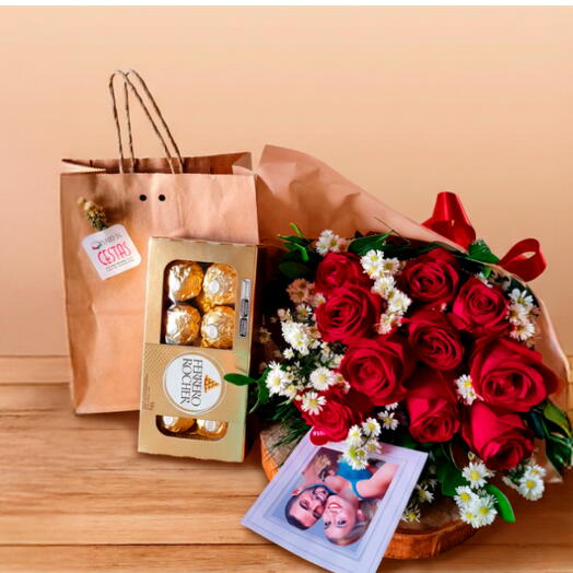 Buquê com 10 Rosas personalizado com foto e Caixa de Ferrero Rocher com 8 chocolates