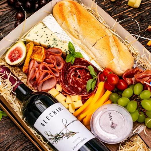 TABUA DE QUEIJOS E FRIOS COM VINHO