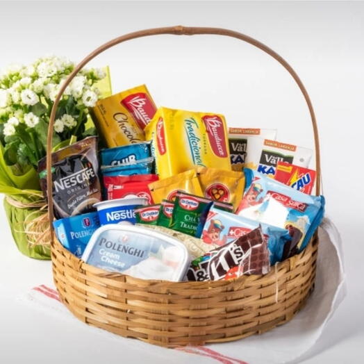 Cesta de cafe com chocolates e flores