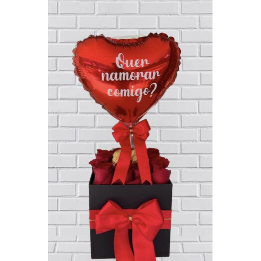 Box Romântica Com Rosas, Chocolate E Balão Personalizado