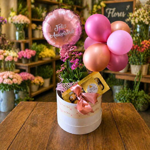 Cesta feliz aniversario com flores e Ferrero Rocher