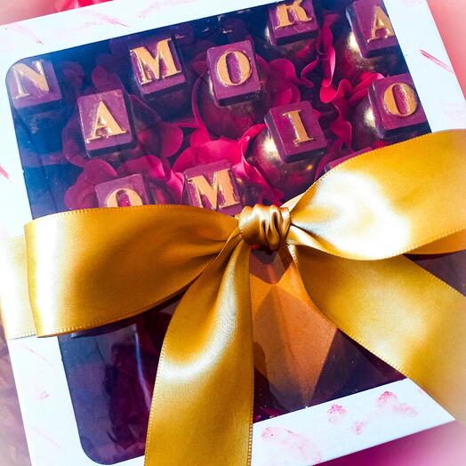 Caixa de bombons "namora comigo" e coração de chocolate lapidado recheado