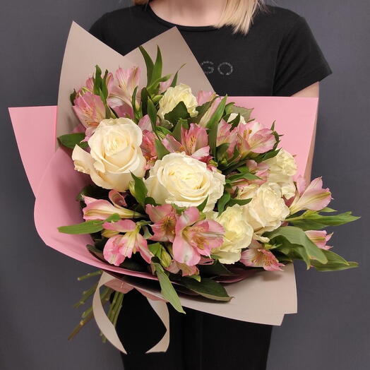 Buquê de Rosas Brancas e Astromelias Rosa