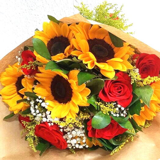 Girassol  e rosas vermelhas