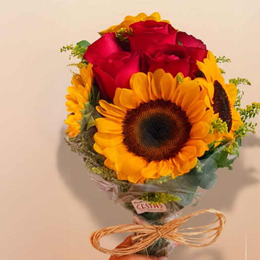 Buquê Girassois Apaixonados: Onde a Luz do Sol Encontra a Paixão