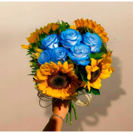 Buquê Girassois Apaixonados - Escolha a Cor da Rosa (Amarela, Azul, Branca ou Rosa)