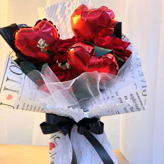 Buquê Coreano com Rosas Eternas e Mini Balões de Coração