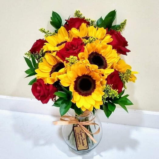 Girassois com rosas vermelhas
