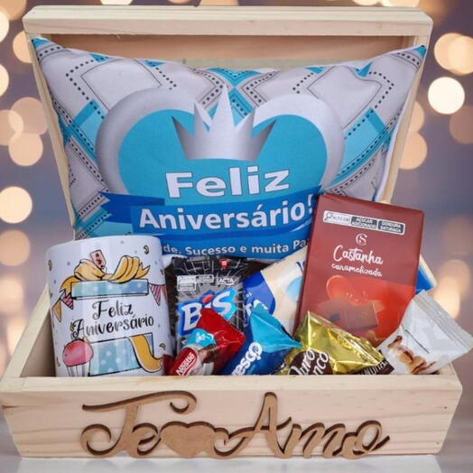 Cesta de Anivesario com Almofada " Sucesso " e Caneca "Que todos seus sonhos se realizem" e Chocolates