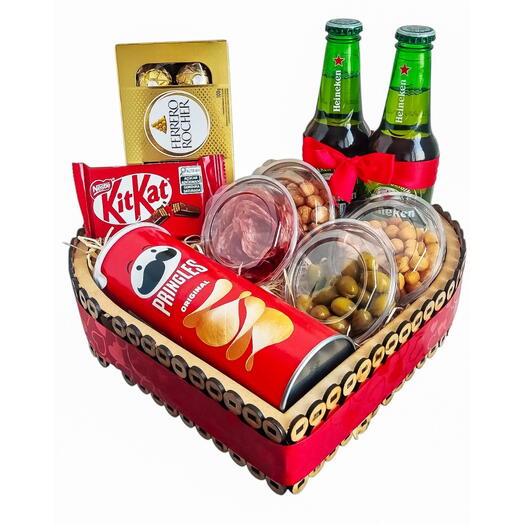 Cesta Coração Com Cerveja, Aperitivos e Chocolate