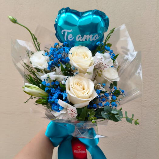 Buquê de Rosas brancas com flores azuis - Azul Eterno