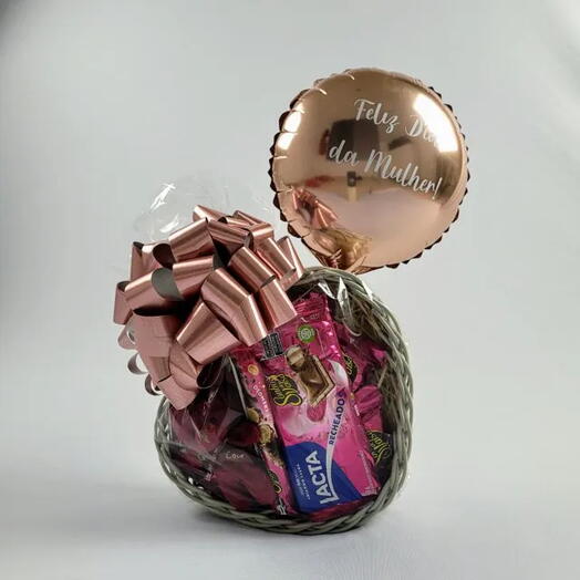Cesta de Coração com Chocolate, Chaveiro e Balão
