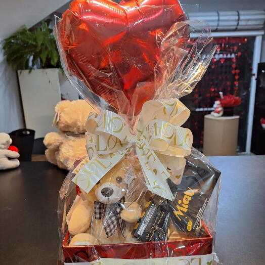 Box com Urso e Chocolate Cacau Show e Balão