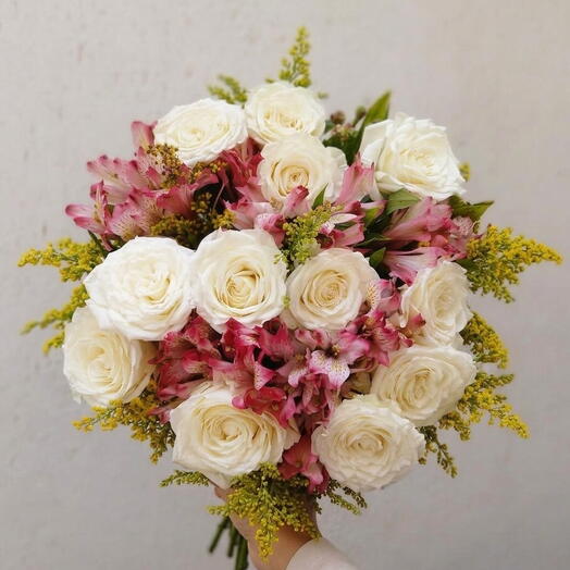 Buque de rosas brancas
