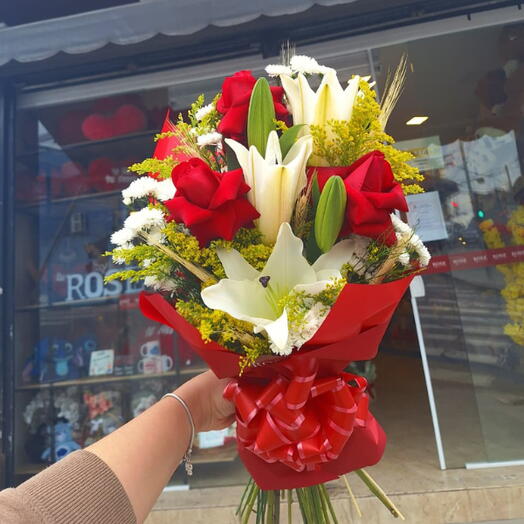 Buquê Degradê de Rosas Carola e Lirio