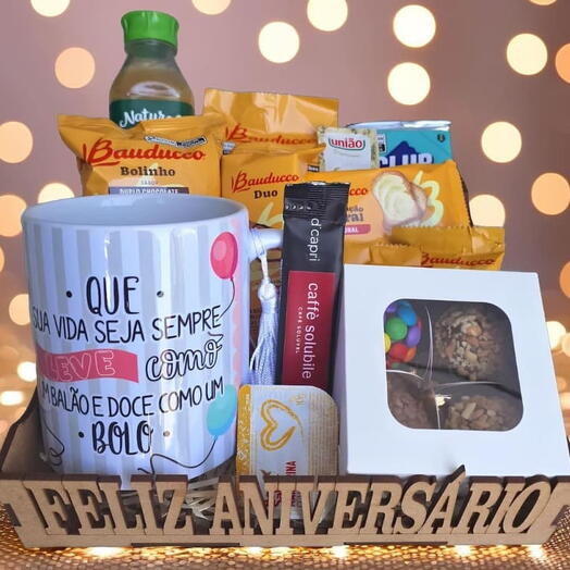 Cesta "Feliz Aniversario" de Cafe da Manhã/Tarde com Caneca e Brigadeiros