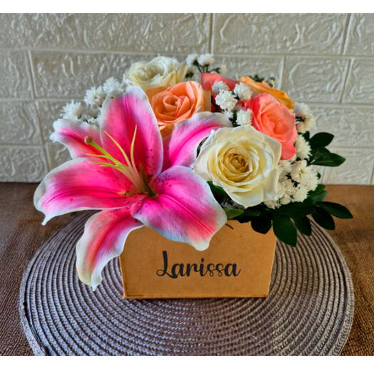 Box Encanto Suave – Arranjo Floral Personalizado com Lirio e Rosas