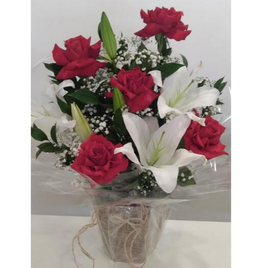 Arranjo de rosas e lirio