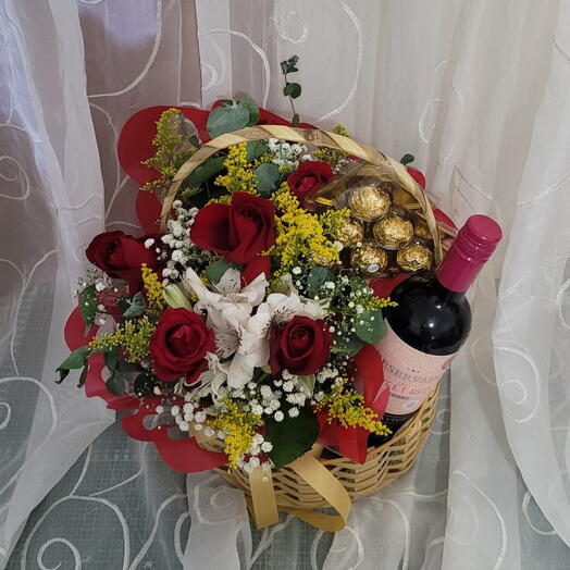 Cesta de Rosas nacionais com Vinho e Chocolate